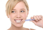 Vì sao có hiện tượng chảy máu khi đánh răng